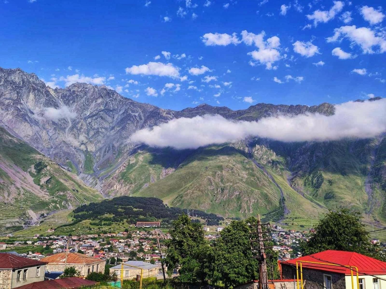 House In Gergeti Hotel Kazbegi Luaran gambar